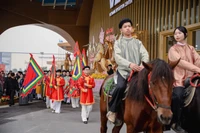 Chiến mã uy nghi dẫn dắt đoàn người mặc Việt phục - Ảnh: BTC.