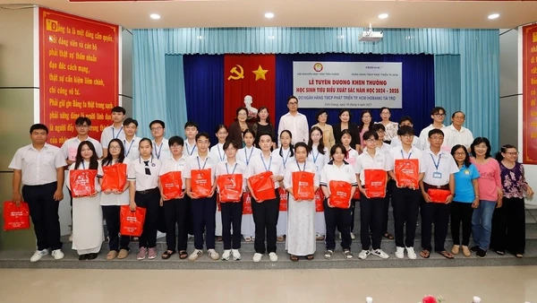 Các cấp Hội Khuyến học tại các tỉnh cụm 8 khu vực ĐBSCL đã trao nhiều suất học bổng hỗ trợ học sinh, sinh viên nghèo vượt khó.