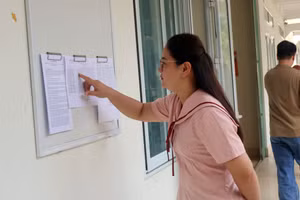 Thành viên Đoàn công tác kiểm tra tại các phòng thi.