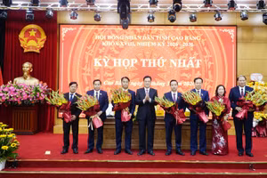 Phó Bí thư Tỉnh ủy, Chủ tịch Ủy ban MTTQ tỉnh Cao Bằng Vũ Hồng Quang chúc mừng các ông, bà trúng cử.