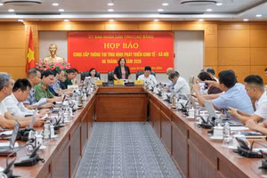 Bà Hà Nhật Lệ, Phó Chủ tịch UBND tỉnh Cao Bằng chủ trì họp báo.