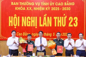 Thường trực Tỉnh ủy Cao Bằng chúc mừng Đại tá Phạm Văn Tạo và Đại tá Ma Công Học.