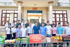 Xã Phục Hòa (Cao Bằng) tặng quà lực lượng thi công trường nội trú liên cấp.