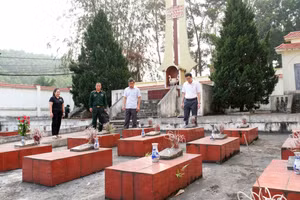 Đoàn công tác của tỉnh Thái Nguyên khảo sát tại nghĩa trang liệt sĩ trên địa bàn xã Vô Tranh.