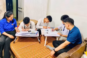 Thầy cô giáo Trường THPT Nguyên Bình đến hỗ trợ học sinh tại xóm trọ ông Cam Đức Hiệp.