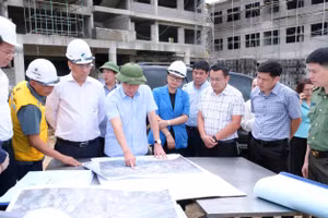 Phó Thủ tướng Lê Tiến Châu kiểm tra Dự án Trường Phổ thông nội trú liên cấp Tiểu học và THCS xã Trà Lĩnh.