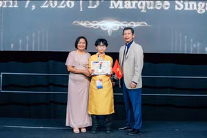 Em Lương Trọng Nghĩa nhận Huy chương Vàng tại Lễ trao giải kỳ thi GELOSEA ở Singapore. Ảnh: NVCC