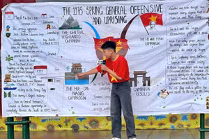 Học sinh Trường THPT thành phố Cao Bằng thuyết trình sơ đồ tư duy (mind-map) song ngữ Anh - Việt về Chiến dịch Hồ Chí Minh lịch sử.