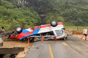 Một xe ô tô chở khách bị nước cuốn trôi và hư hỏng tại khu vực hang Ngườm Bang, xã Lý Quốc (Cao Bằng).