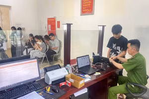Công an xã Đông Khê (Cao Bằng) đẩy mạnh cấp căn cước, định danh điện tử cho học sinh trong độ tuổi 6-14. Ảnh: L.H