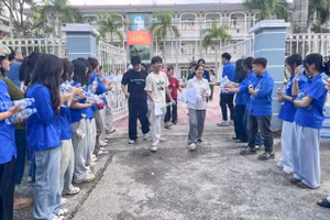 Các thí sinh hoàn thành bài thi tại điểm thi THPT Chuyên Cao Bằng.