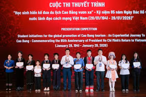 Lãnh đạo Sở Văn hóa, Thể thao và Du lịch, Sở Giáo dục và Đào tạo tỉnh Cao Bằng vinh danh những đội thi xuất sắc.