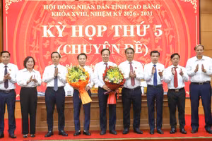 Lãnh đạo tỉnh Cao Bằng chúc mừng tân Phó Chủ tịch UBND tỉnh Lương Tuấn Hùng và Bí thư Đảng ủy phường Thục Phán Vũ Đình Quang. Ảnh: CTT