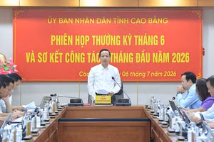 Chủ tịch UBND tỉnh Cao Bằng Lê Hải Hòa phát biểu tại phiên họp. Ảnh: BCB