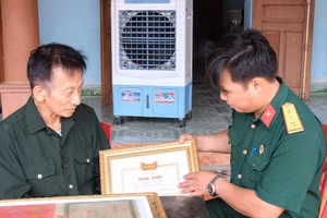 Thầy giáo thương binh Nguyễn Đức Vần (bên trái) chia sẻ về những năm tháng chiến đấu.