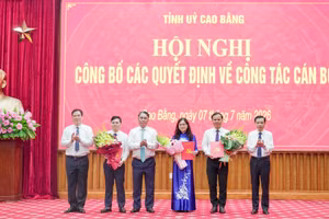 Lãnh đạo tỉnh Cao Bằng trao các quyết định về công tác cán bộ.