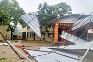 Một điểm trường của Trường THCS Cao Thăng bị tốc mái. Ảnh: BCB