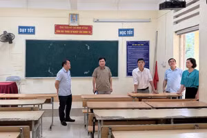 Đoàn của Ban Chỉ đạo thi cấp tỉnh Cao Bằng kiểm tra tại Hội đồng coi thi Trường THPT Canh Tân. Ảnh: Kim Dung