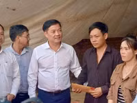 Phó Chủ tịch Thường trực UBND tỉnh Lâm Đồng Lê Trọng Yên thăm hỏi gia đình các nạn nhân.