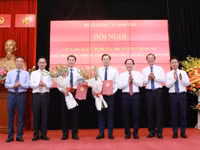 Lãnh đạo Bộ GD&ĐT tặng hoa chúc mừng tân Thứ trưởng Phạm Quang Hưng và Thứ trưởng Đoàn Trung Kiên.