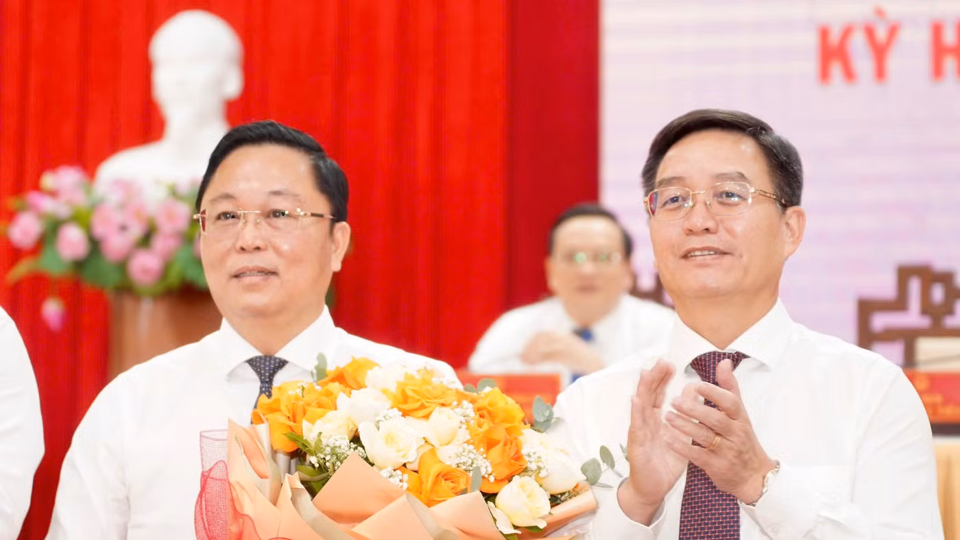 Ông Lê Trí Thanh, tân Chủ tịch UBND TP Huế (trái).