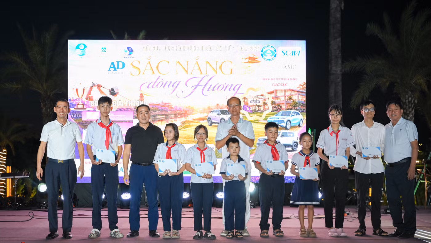 Ban Tổ chức và Báo Giáo dục và Thời đại trao học bổng cho học sinh nghèo vượt khó.