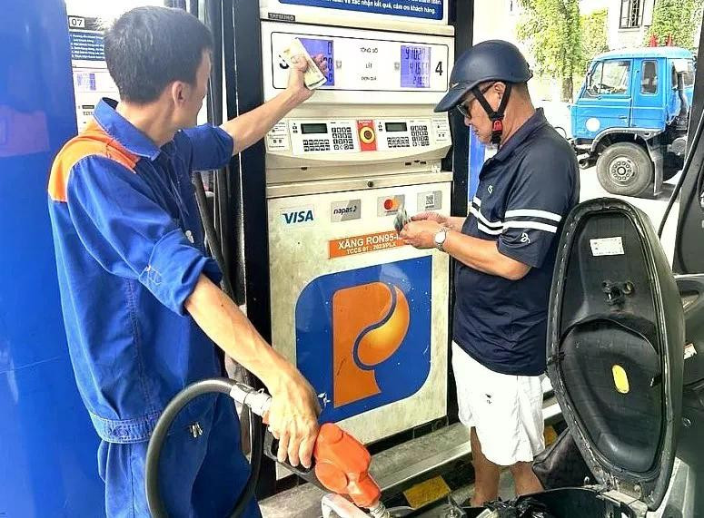 Giá xăng giảm gần 4.000 đồng/lít 