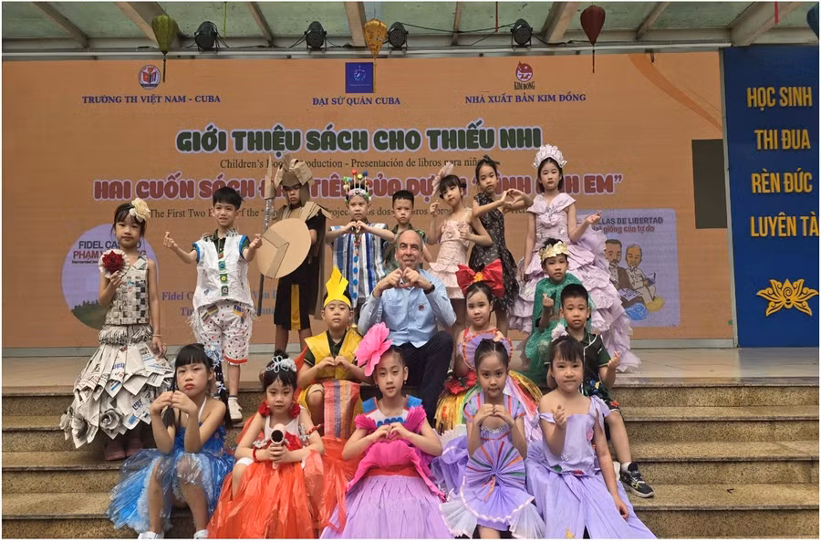 Trường Tiểu học Việt Nam - Cuba đón Đại sứ giới thiệu sách lịch sử