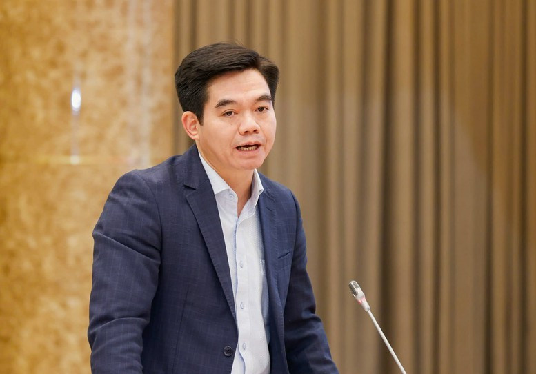 Cục trưởng Cục Tiền lương và Bảo hiểm xã hội (Bộ Nội vụ) Phạm Trường Giang trả lời câu hỏi của báo chí