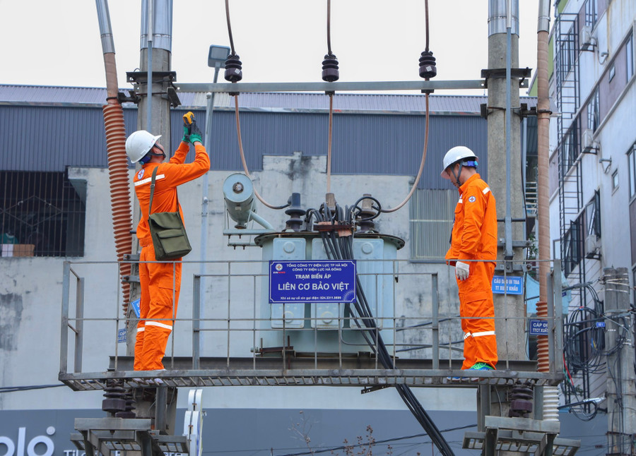 Kiểm tra tình trạng vận hành trạm biến áp tại phường Hà Đông.