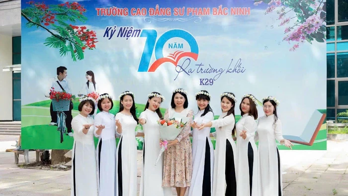 Nhà giáo Nguyễn Thị Dư chia sẻ với các sinh viên ngành mầm non.