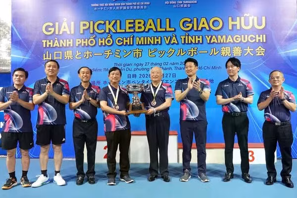Ban tổ chức trao cúp cho các vận động viên tham gia giải đấu. Ảnh: Thu Hường