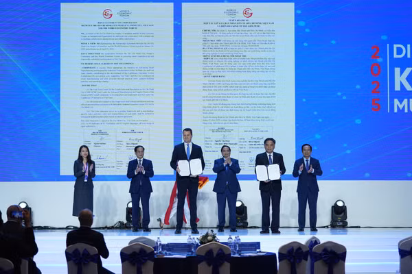 Ông Stephan Mergenthaler - Giám đốc điều hành Diễn đàn Kinh tế Thế giới (trái) cùng ông Nguyễn Lộc Hà - Phó Chủ tịch UBND thực hiện nghi thức công bố. Ảnh: BTC