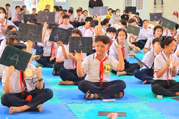 Các em học sinh tại trường TH-THCS Bãi Thơm trong một cuộc thi ngoại khóa. Ảnh: TH - THCS Bãi Thơm