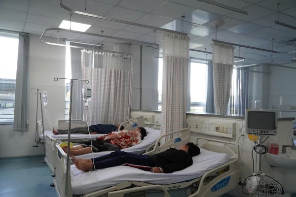 Các bệnh nhân nghi ngộ độc thực phẩm được theo dõi, điều trị tại Bệnh viện Đa khoa Vũng Tàu. 