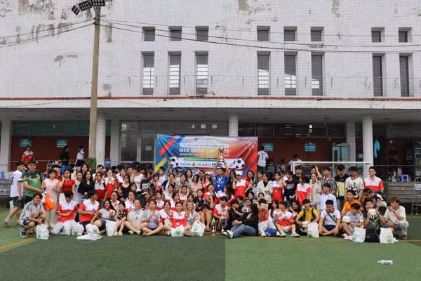 Các đội bóng chụp ảnh cùng nhau tại Giải bóng đá truyền thống lần II - MED Unity Cup 2025 của Trường Cao đẳng Phát thanh - Truyền hình II. Ảnh: BTC