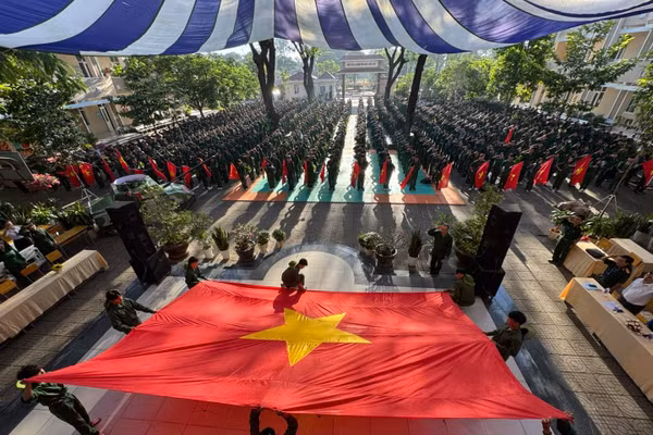 Học sinh Trường THPT Nguyễn Du trong lễ khai mạc Học kỳ Quân đội năm học 2025-2026.
