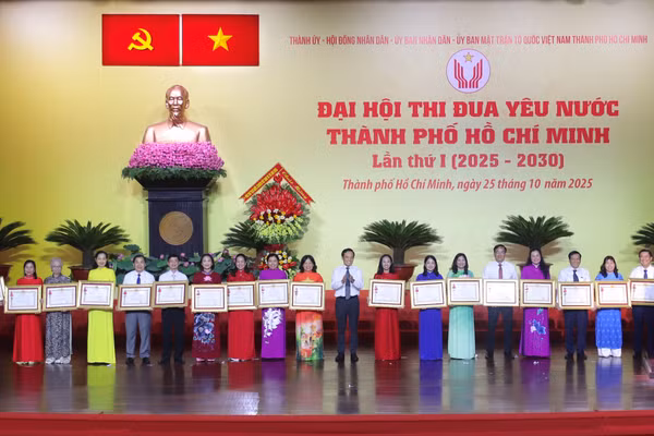 Ông Trần Lưu Quang - Bí thư Thành ủy TPHCM trao tặng Huân chương Lao động hạng Ba của Chủ tịch nước cho các cá nhân điển hình tiên tiến TPHCM tại đại hội. Ảnh: N.D