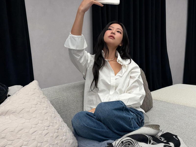 Không tạo kiểu cầu kỳ, không màu nhuộm nổi bật, Jennie chọn cách để tóc thẳng nhẹ nhàng, tôn lên đường nét gương mặt thanh tú. jennie-10.jpg