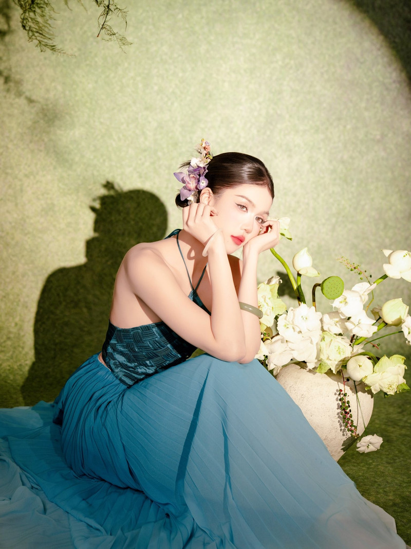 Không ít ý kiến cho rằng người đẹp sinh năm 1989 ngày càng biết cách làm mới hình ảnh theo hướng tinh tế hơn, cân bằng giữa sự quyến rũ và nét duyên dáng. ngoc-trinh-14.jpg