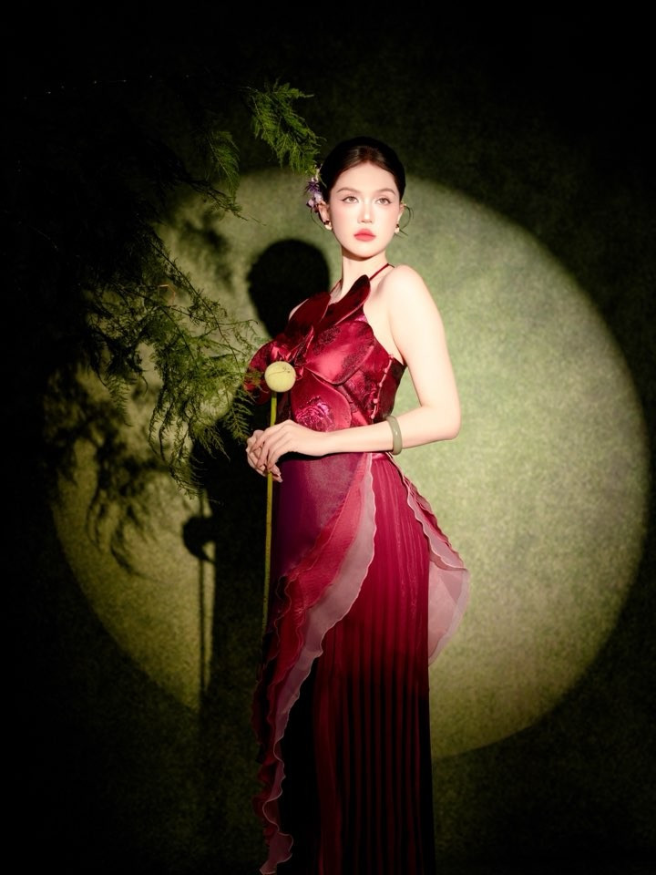 Bên cạnh đó, cũng có những bình luận trái chiều xoay quanh việc áo dài cách tân ngày càng trở nên gợi cảm, song đa phần đều thừa nhận Ngọc Trinh là một trong những gương mặt phù hợp với phong cách này. ngoc-trinh-15.jpg