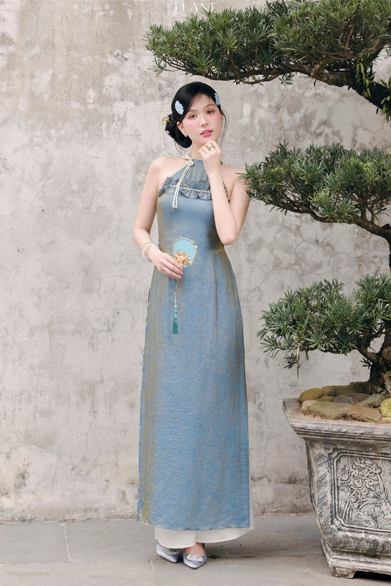 Trong những hình ảnh được chia sẻ, Ngọc Trinh lựa chọn thiết kế áo dài mang phom dáng cách tân, nổi bật với phần cổ yếm gợi cảm nhưng vẫn giữ được tinh thần truyền thống. ngoc-trinh-11-6758.jpg