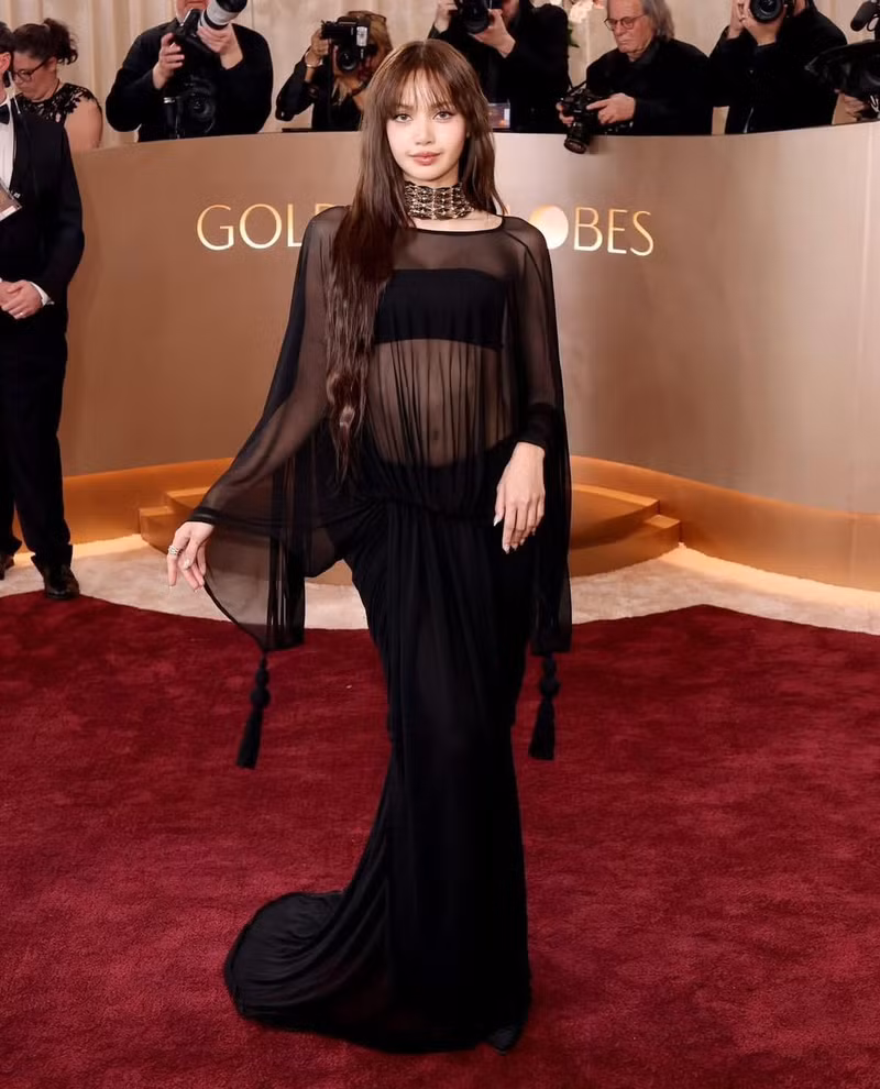 Thiết kế vừa đủ táo bạo để tôn lên vóc dáng mảnh mai, quyến rũ, vừa giữ được sự thanh lịch cần có tại một sự kiện mang tầm vóc quốc tế. lisa-4.jpg