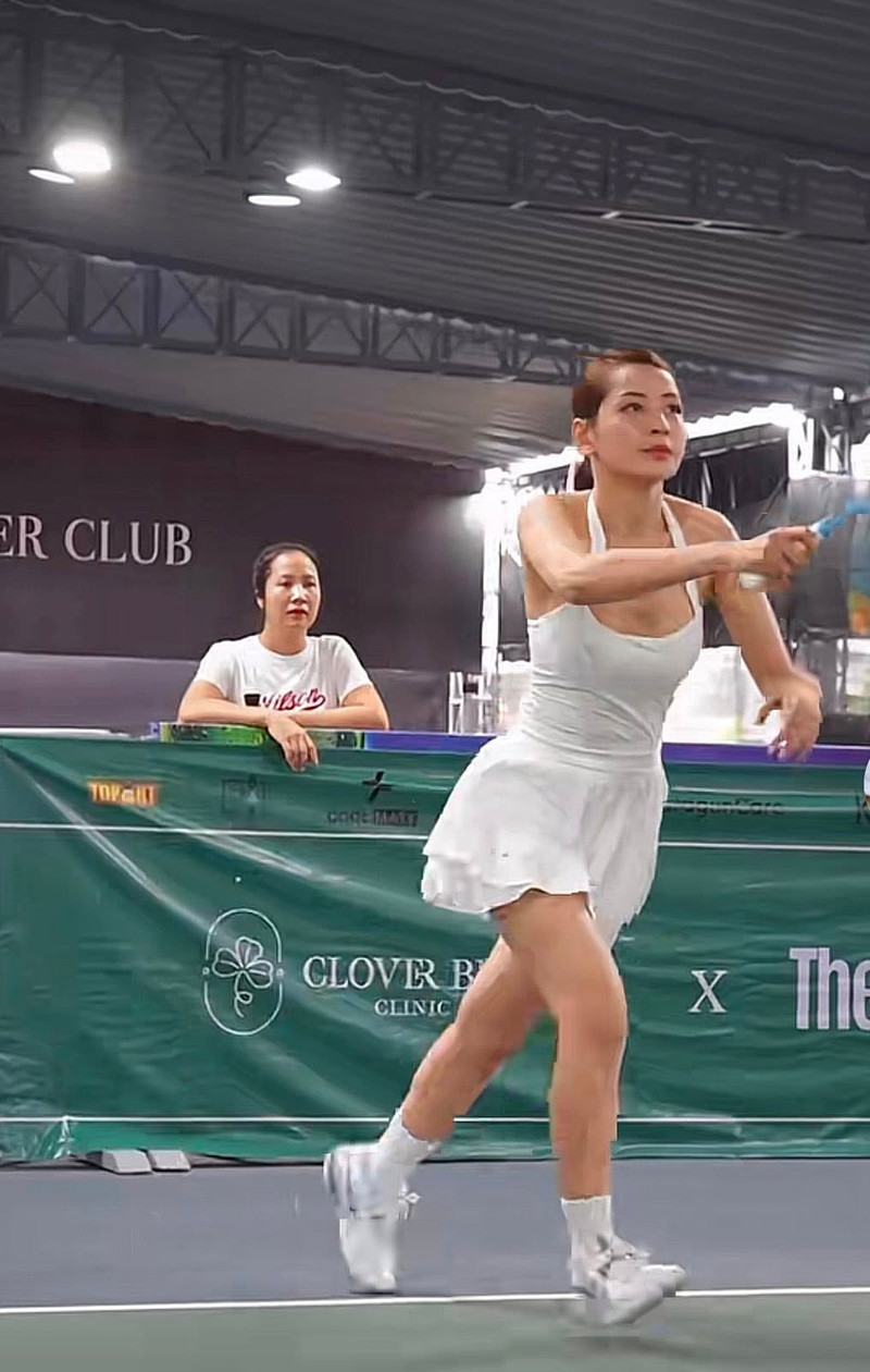 Trong loạt hình ảnh được chia sẻ trên mạng xã hội, người đẹp thường xuyên diện áo crop-top ôm dáng, khoe trọn vòng eo săn chắc cùng bờ vai thon gọn. chipu-6.jpg