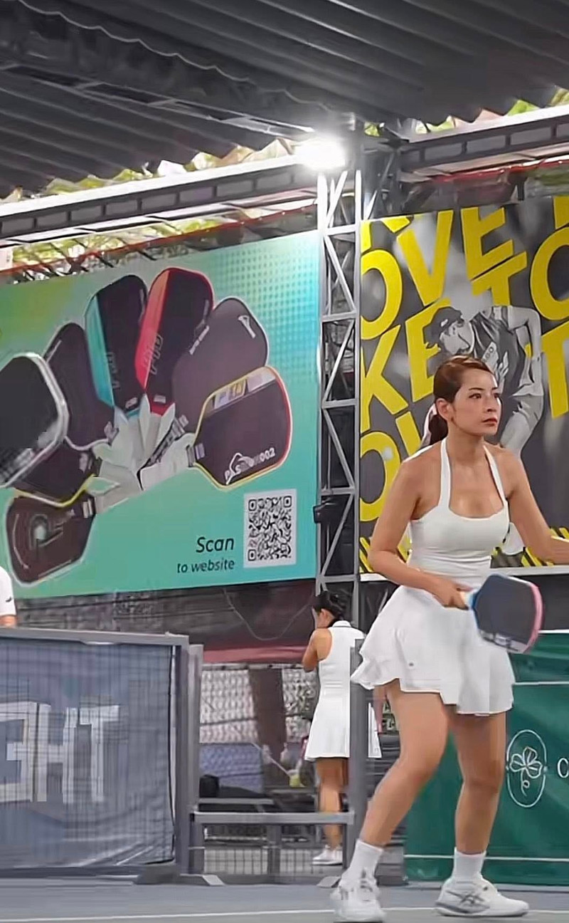 Mỗi lần cầm vợt, nữ ca sĩ – diễn viên sinh năm 1993 lại khiến người hâm mộ thích thú bởi hình ảnh trẻ trung, tràn đầy năng lượng và vô cùng cuốn hút. chipu-4.jpg