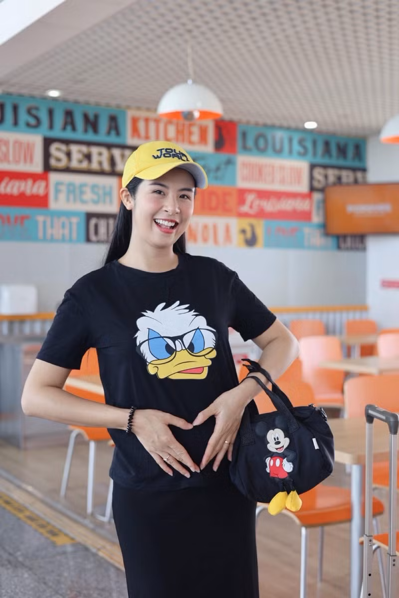 Trên trang cá nhân, Hoa hậu Việt Nam 2010 mới đây chia sẻ loạt ảnh tươi tắn ôm bụng bầu hơn 5 tháng thoải mái đi du lịch nước ngoài. ngoc-han-1.jpg