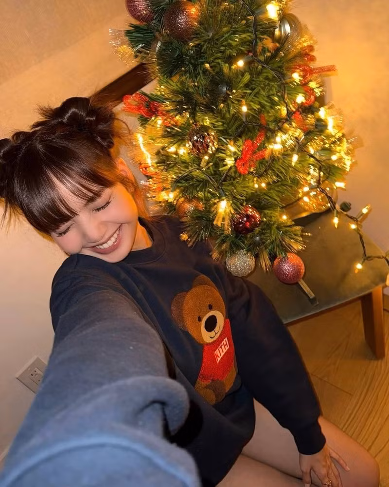 Loạt ảnh chúc mừng Giáng sinh lần này một lần nữa chứng minh sức lan tỏa mạnh mẽ của cô, đồng thời cho thấy tình cảm gắn bó bền chặt giữa Lisa và cộng đồng fan trên toàn thế giới. lisa-08.jpg