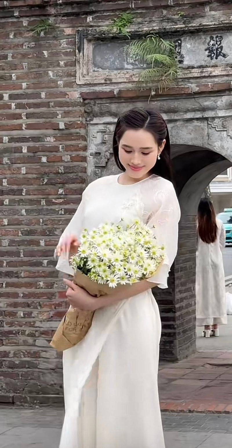 Trong bộ ảnh lần này, Đỗ Thị Hà diện chiếc áo dài mang màu sắc nhẹ nhàng, nữ tính với nét thong dong, lãng đãng. do-ha-2.jpg