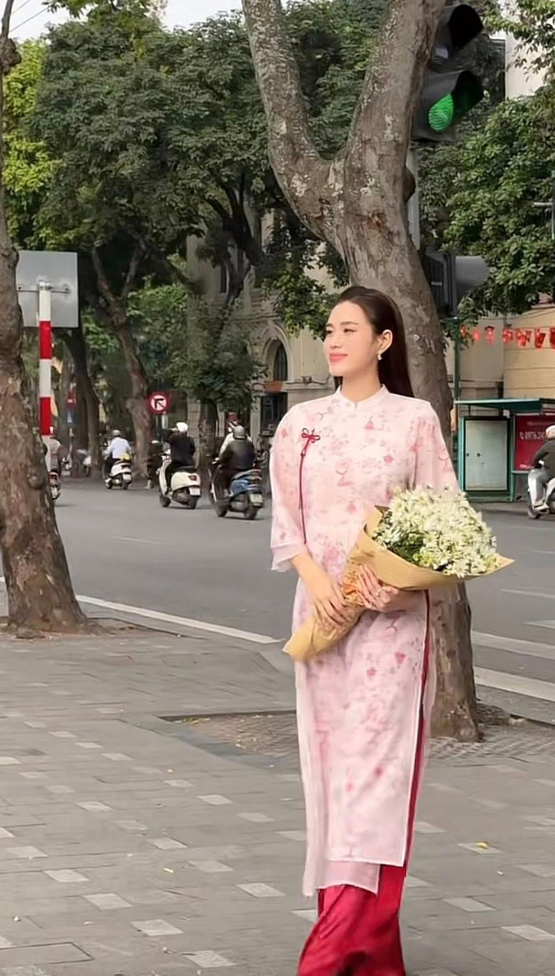 Việc lựa chọn Tháp Rùa, Tháp Hòa Phong, Hồ Gươm… những biểu tượng biểu trưng của Hà Nội càng làm bộ ảnh mang ý nghĩa đặc biệt. do-ha-1.jpg