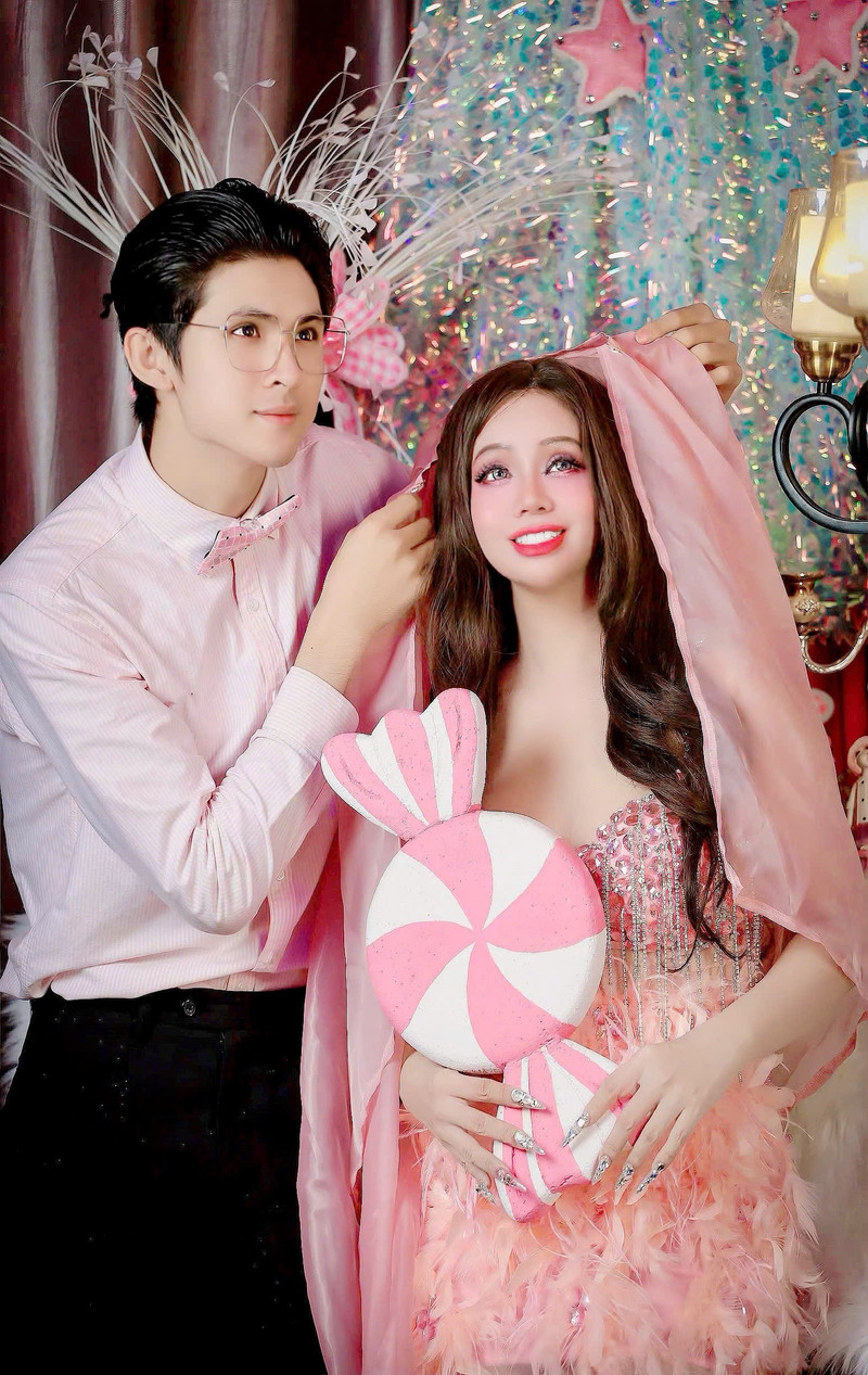 Bộ ảnh “cô dâu kẹo ngọt” không chỉ ghi dấu một hình ảnh mới của Hoa hậu Sắc đẹp Hoàn vũ Thanh Hằng, mà còn là lời thì thầm của mùa Giáng sinh đang đến gần. thanh-hang-6.jpg